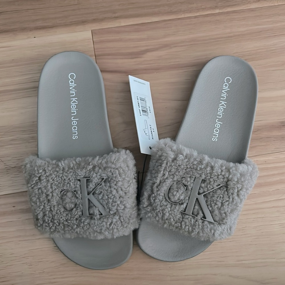 Calvin Klein Sherpa grey slides
